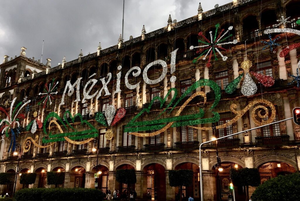 Decoración de fiestas patrias en edificios del centro histórico de la Ciudad de México, como parte de las celebraciones de fiestas patrias.