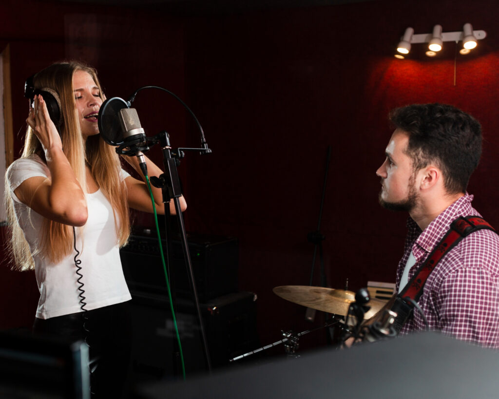 Cantante en audición, como parte del proceso de selección de artistas para un evento público, de acuerdo con el tipo de público y evento. 