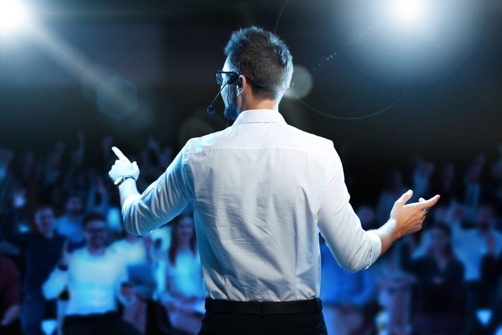 ¿Cómo elegir entre comediantes, conferencistas o shows musicales para tus eventos empresariales?