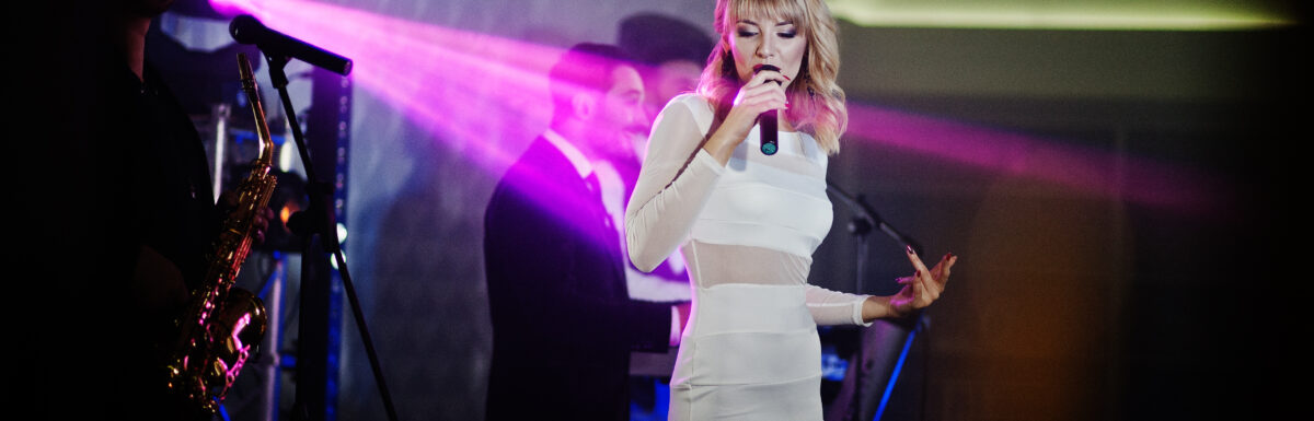 Factores clave para la contratación de artistas para salones de eventos